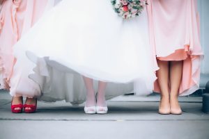 Jak dobrze wyglądać? Czyli jakie buty do sukienki koronkowej