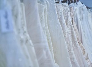 Odważne i Eleganckie: Cudowne Sukienki na Wesele